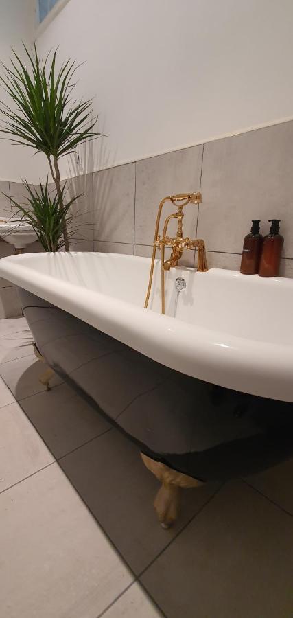 Elegant 5 Bed 4 Bath 'Vogue House' Parisian Style Home Margate Dış mekan fotoğraf